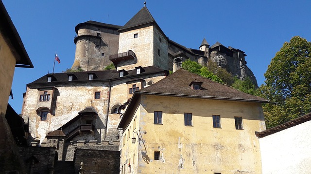 Hrady a zámky Slovenska